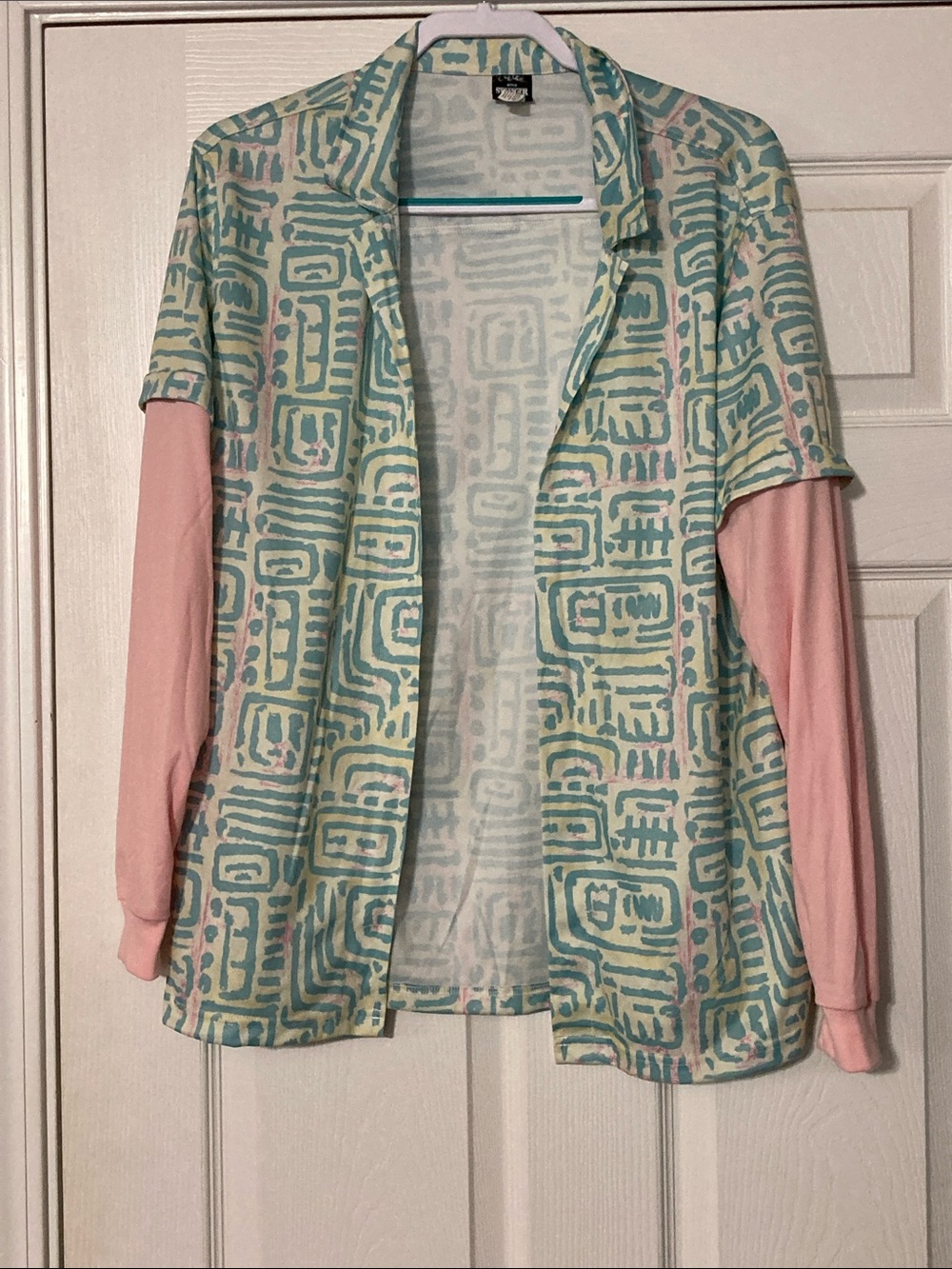 Stranger Things Pink Sleeve Geometric Women’s Open Front Top - size M/L